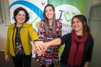 Yolanda Mediavilla, de la Plataforma del Voluntariado, la edil de Servicios Sociales, Andrea Ballesteros, y Esther Catalina, de la Oficina de Atención al Voluntariado.