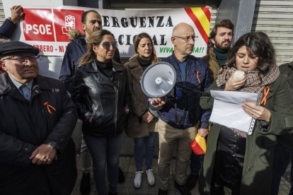 Concentración de Vox en la sede del PSOE de Burgos.