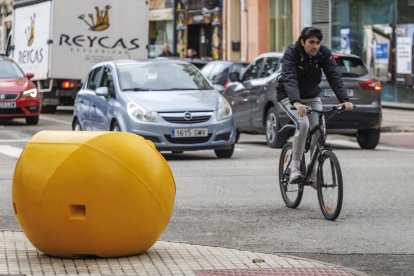 Contenedores de fundentes o 'saleros' en la calle Vitoria con Santa Casilda en la capital de Burgos.