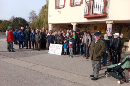 Los vecinos de Puentedura se han concentrado en la plaza del municipio para exigir mejoras en la atención sanitaria.