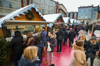 Vista parcial del Mercado Navideño ubicado a los pies de la Catedral.