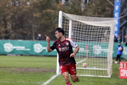 Bermejo celebra uno de los goles del Burgos CF.