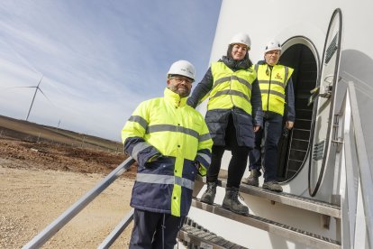 Javier Gracia (Caja Rural de Soria), Clara Fierro (Iberdrola) y Pedro García (Copsa) en el parque eólico Buniel.