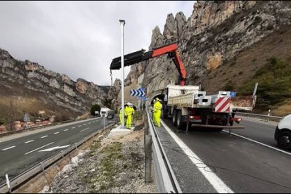 Operarios modificando la señalización en la AP-1 en Pancorbo.