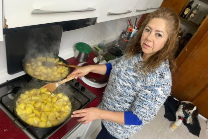 Fabiola elaborando una de sus tortillas en la cocina de Fuentelcésped.