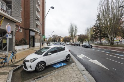 Al sur del río Vena, en Reyes Católicos, solo hay una plaza de aparcamiento para personas con movilidad reducida.