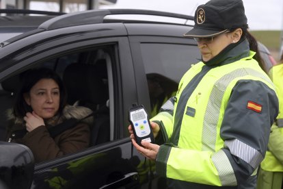 Una conductora se somete a un test por parte de una agente de Tráfico en un área de servicio en Villagonzalo Pedernales.