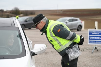 Un guardia civil  de Tráfico habla con un conductol en un control en Villagonzalo.