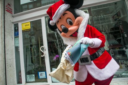 MIckey Papá Noel se instala estos días en el comercio de Gamonal.