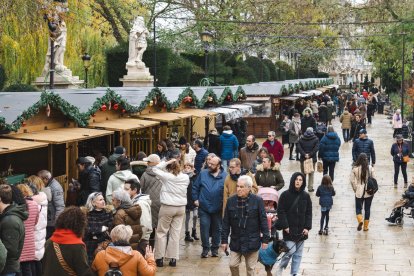 Desde la inauguración del Mercado Navideño de Oficios Artesanos la afluencia de público ha sido elevada, como manda la tradición.