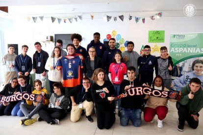 Jugadores del Tizona, con alumnos del centro de educación Fuentesaúco.