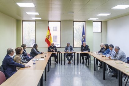 El subdelegado del Gobierno y responsables de la Policía Local se reunían con representantes del comercio local para presentar el dispositivo especial navideño.