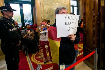 Uno de los carteles que pudieron verse en el Pleno municipal.