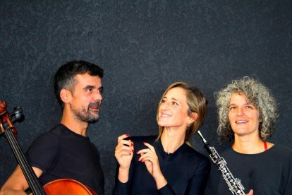 El Atópico Teatro desarrolla una propuesta en la que la música en directo de un oboe y un violonchelo se entrelaza con la danza.