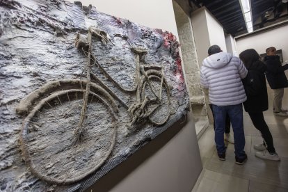 Bicis y ciclomotores recorren ‘El Camino’ de José Luis Revilla en el Arco de Santa María.