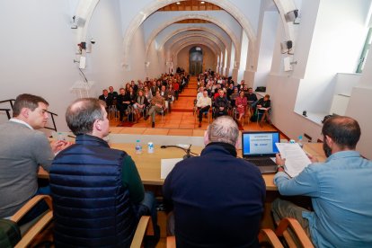 Un momento de la junta directiva del Partido Popular de Burgos en el Monasterio de San Agustín.