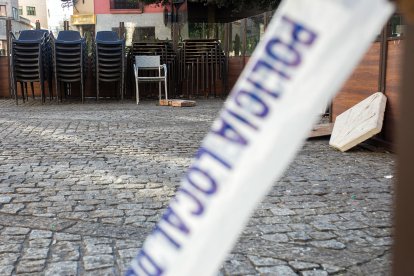 Una terraza precintada, tras la rotura por vandalismo de algunos de sus elementos.