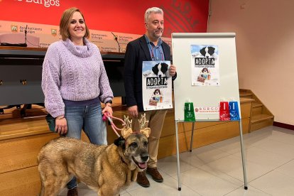 Judith Sánchez, de Proanbur, y Carlos Niño, concejal de Medio Ambiente, con la perrita Viela, que busca una familia de adopción.