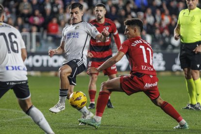 Imagen del partido entre el Burgos CF y el CD Mirandés.