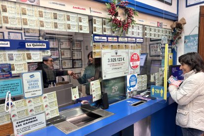 La gente ultima las compras de lotería