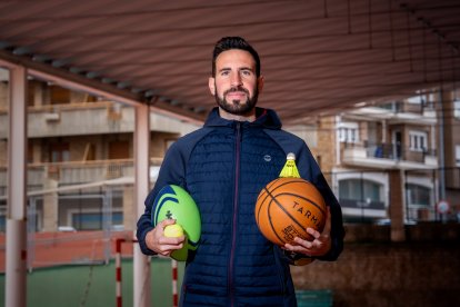 Alex posa en el colegio Vera Cruz, donde da clases de educación física