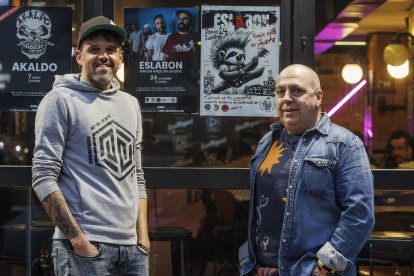 Samu Arnaiz (Eslabon) y Jacho (La Rúa), junto al cartel del concierto solidario a favor de la Asociación Familias con Ucrania.