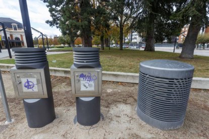 Buzones para la recogida neumática de residuos junto a la antigua estación de tren.