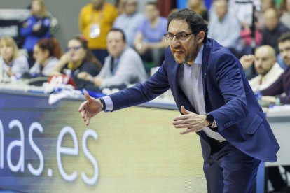 Encinas gesticula desde la banda del Coliseum durante el partido del 105-55 contra Ourense.