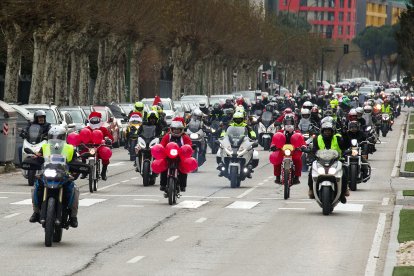 La cabalgata motera enfila la carretera de Poza en dirección al Hogar de Santa Teresa Jornet.