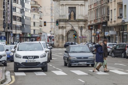 Una pareja cruza un paso de cebra en la calle Madrid de Burgos.