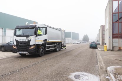 Un camión transita por un grupo de empresas del Polígono Industrial de Villalonquéjar donde ya se ven algunos contenedores del sistema puerta a puerta