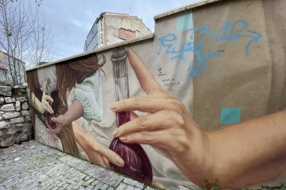 Pintadas en el mural del Callejón de las Brujas, en la calle Emabajadores