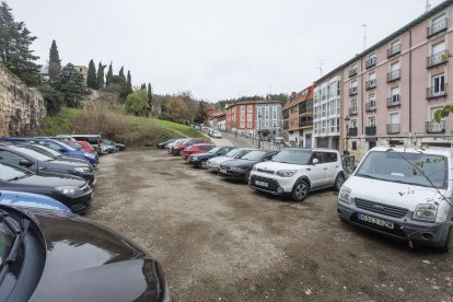 Zona de aparcamiento, en un descampado de Corazas, donde se proyecta un subterráneo con unas 300 plazas.