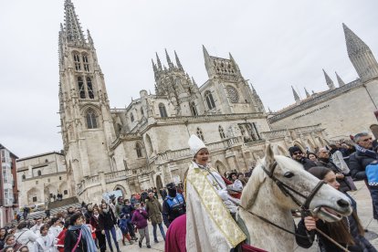 El Obispillo recorrió el centro a lomos de un poni blanco.