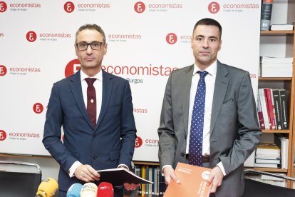 Carlos Alonso de Linaje e Ignacio Gallego Andrada, en la sede del Colegio de Economistas.