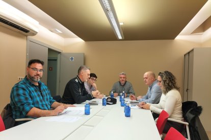 Instante de la reunión mantenida por el concejal de Medio Ambiente, técnicos y hosteleros.