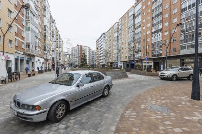 Los peatones disfrutan de 6.000 metros cuadrados más de superficie, tras las obras de reurbanización de esta arteria comercial de Gamonal.