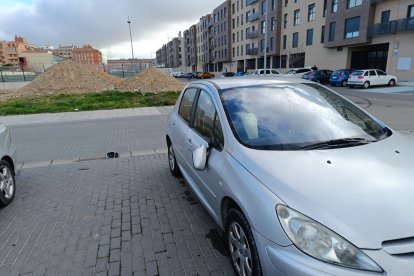 Imagen de uno de los coches que han aparecido con los retrovisores rotos