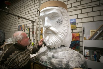 Cristino Díez frente al rostro del gigantón que representará al fundador de Burgos, el conde Diego Porcelos.