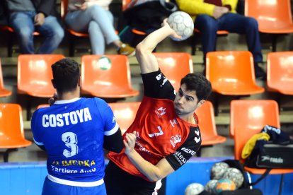 Álex Chan, durante el partido contra Oviedo.