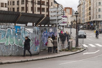 El vallado, los contenedores soterrados y una señal turística dificultan el paso de los peatones por la estrechez de la zona de paso que queda.