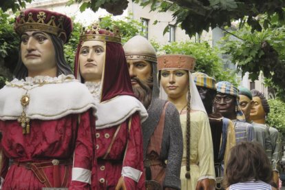 Gigantones y Gigantonas durante un desfile por el paseo de El Espolón.