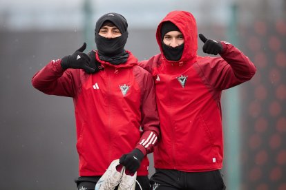 Irreconocibles de tan abrigados, Diogo y David se han reincorporado a los entrenamientos.