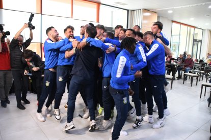 El equipo celebra su encuentro con el Real Madrid