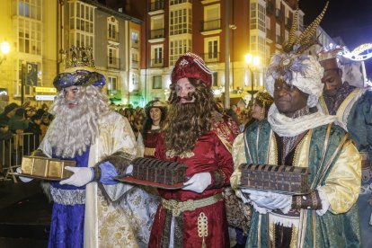 Melchor, Gaspar y Baltasar, con sus regalos para el niño Jesús, en la plaza de Mío Cid.