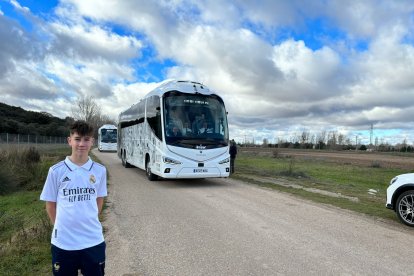 Algunos fans como Nicolás se han acercado para dar la bienvenida a sus ídolos del Real Madrid