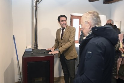 El consejero de Medio Ambiente, Vivienda y Ordenación del Territorio, Juan Carlos Suárez-Quiñones, visita la vivienda rehabilitada de Hontonas.