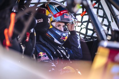 Cristina Gutierrez en su coche en el Rally Dakar 2024