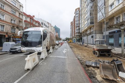 Obras del carril bici que discurrirá  por la calle Vitoria.