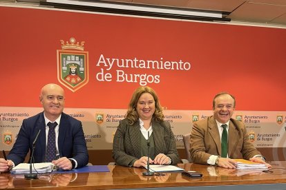 Ángel Manzanedo, Cristina Ayala y Fernando Martínez-Acitores durante la presentación del borrador del presupuesto.